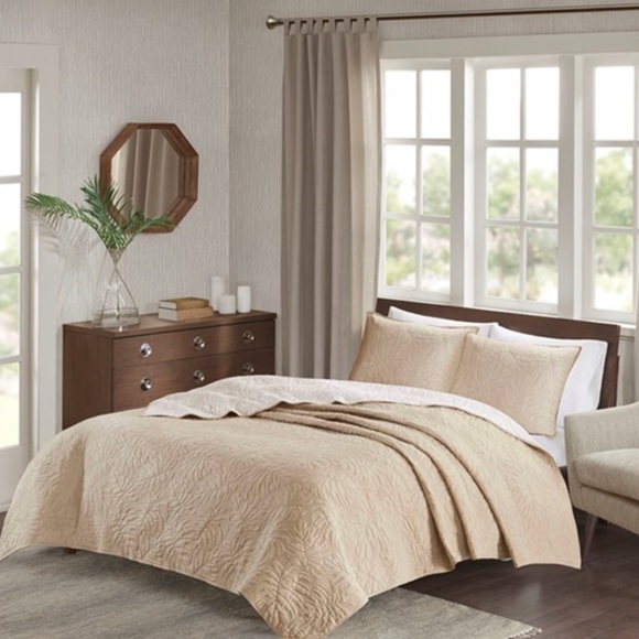 Madison Park Grand Isle 3 Piece quilted Reversible coverlet set NIP
